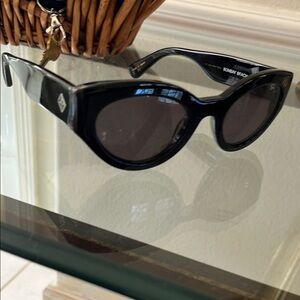 WONDERLAND Sleek Black Sunglasses